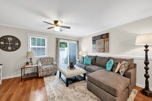 Smart TV, books - Stylish 2-Bed townhouse (Raleigh)