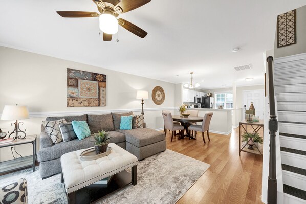 Smart TV, books - Stylish 2-Bed townhouse (Raleigh)