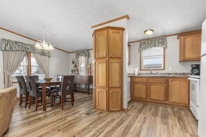 Fridge, oven, stovetop, dishwasher