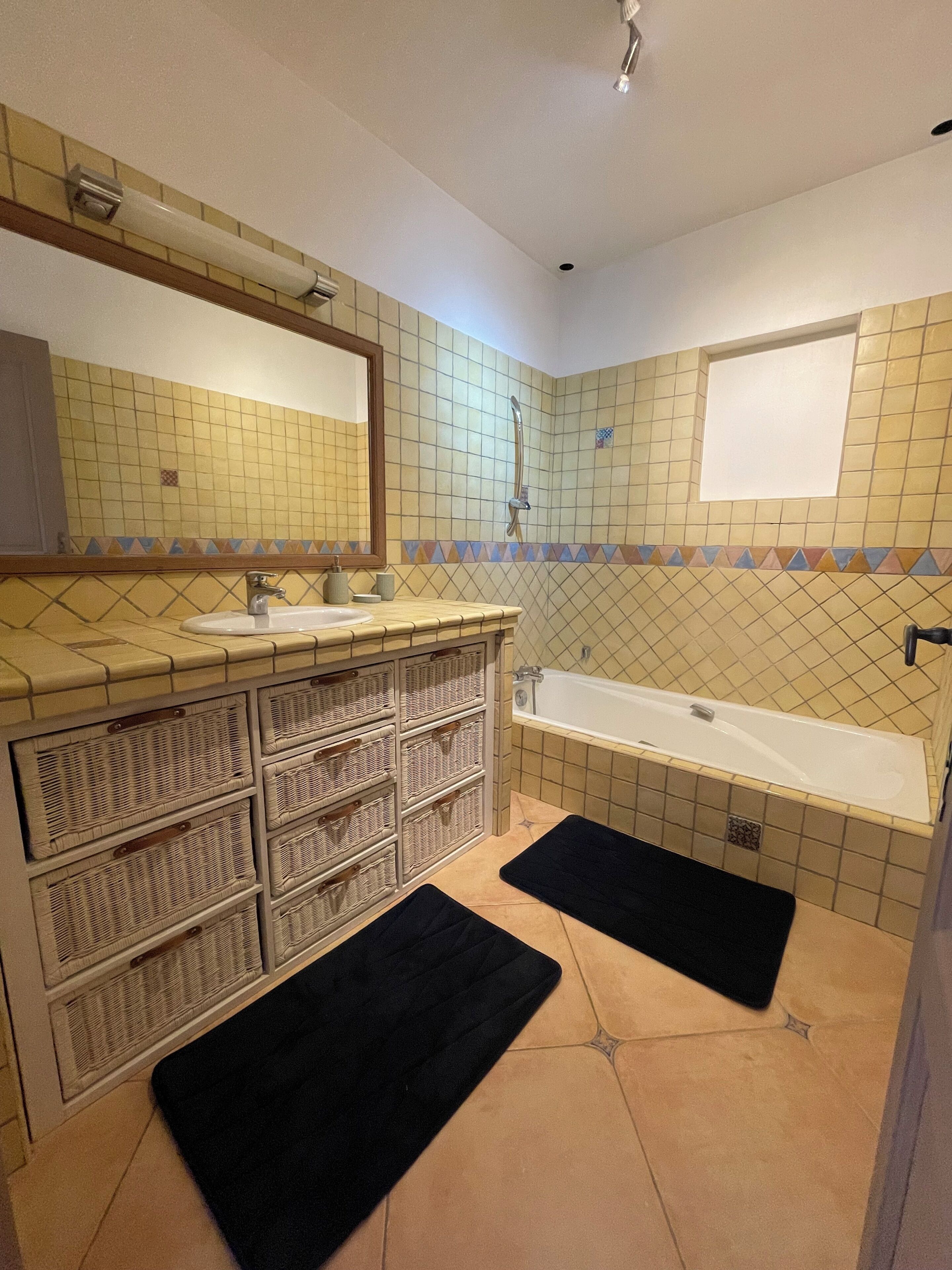 Combined shower/tub