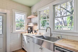 Fridge, oven, stovetop, dishwasher - Cheerful Cottage in Ocala's Historic District (Ocala)