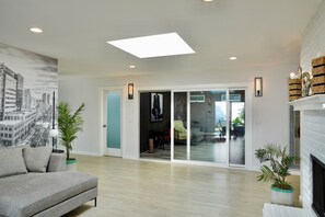 Smart TV, fireplace, books - Modern Beach Residence w Backyard Pond & Hot Tub🏖 (Carlsbad)