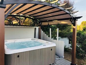 Outdoor spa tub - Modern Beach Residence w Backyard Pond & Hot Tub🏖 (Carlsbad)