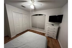 3 室のベッドルーム、WiFi (無料)、ベッドシーツ