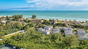 A coastal residential area with houses, a beach, and a clear view of the ocean. - Longboat Key Cedars Beach House (Longboat Key)