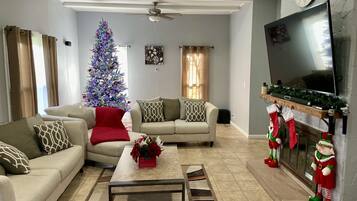 Smart-tv, eldstad, ett bordtennisbord och ett musikbibliotek