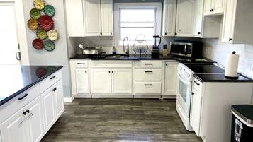 Kylskåp, mikrovågsugn, ugn och spishäll