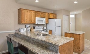 ثلاجة، ميكروويف، فرن، موقد طهي مسطح