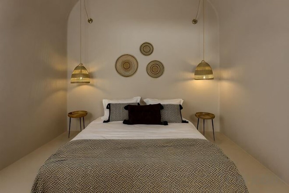 Premium bedding, pillowtop beds, in-room safe