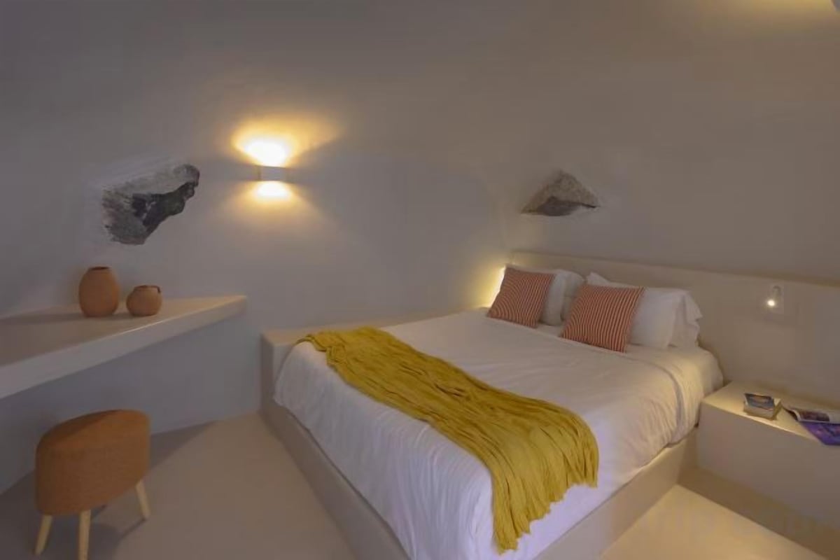 Premium bedding, pillowtop beds, in-room safe