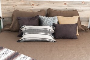 4 quartos, escrivaninha, ferros/tábuas de passar roupa, berço de viagem