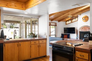 Geladeira, micro-ondas, fogão, cooktop