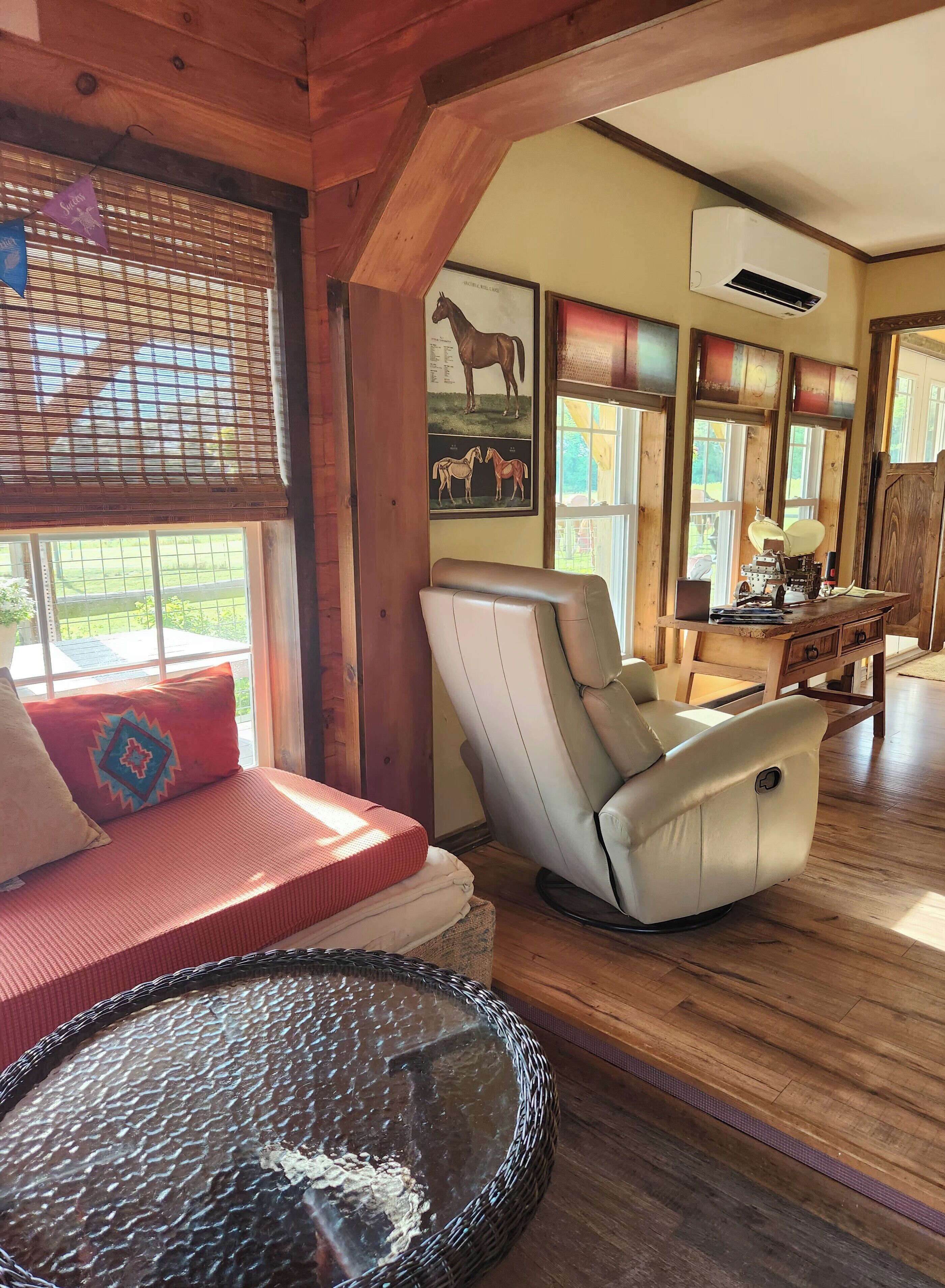 Een smart-tv, een dvd-speler en boeken