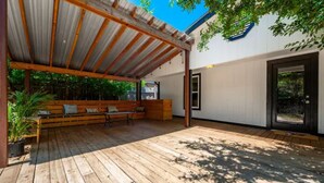A covered outdoor area with a wooden bench and a potted plant. - Spacious Patio + Close to The Square + Pet Friendly + Full Kitchen (San Marcos)