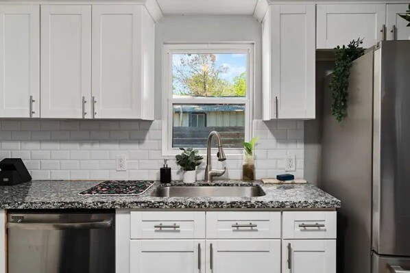 Fridge, microwave, oven, stovetop - Spacious Patio + Close to The Square + Pet Friendly + Full Kitchen (San Marcos)