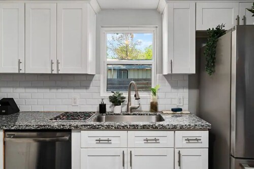 Spacious Patio + Close to The Square + Pet Friendly + Full Kitchen