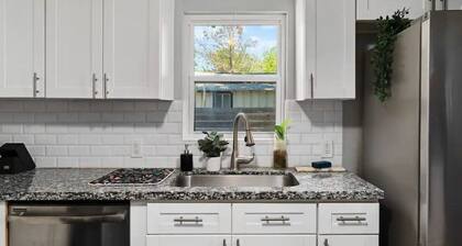 Spacious Patio + Close to The Square + Pet Friendly + Full Kitchen