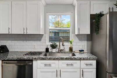 Spacious Patio + Close to The Square + Pet Friendly + Full Kitchen