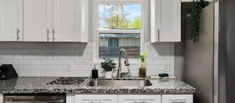 Spacious Patio + Close to The Square + Pet Friendly + Full Kitchen