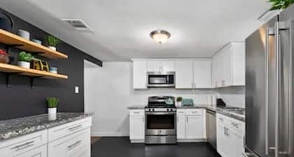 Spacious Patio + Close to The Square + Pet Friendly + Full Kitchen