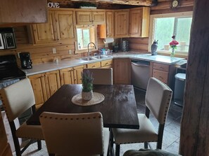 Fridge, microwave, oven, stovetop - "What A View" Cozy Cabin! (IRWIN)