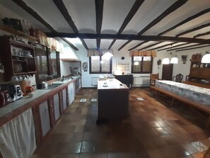 Geladeira, micro-ondas, fogão, lava-louças