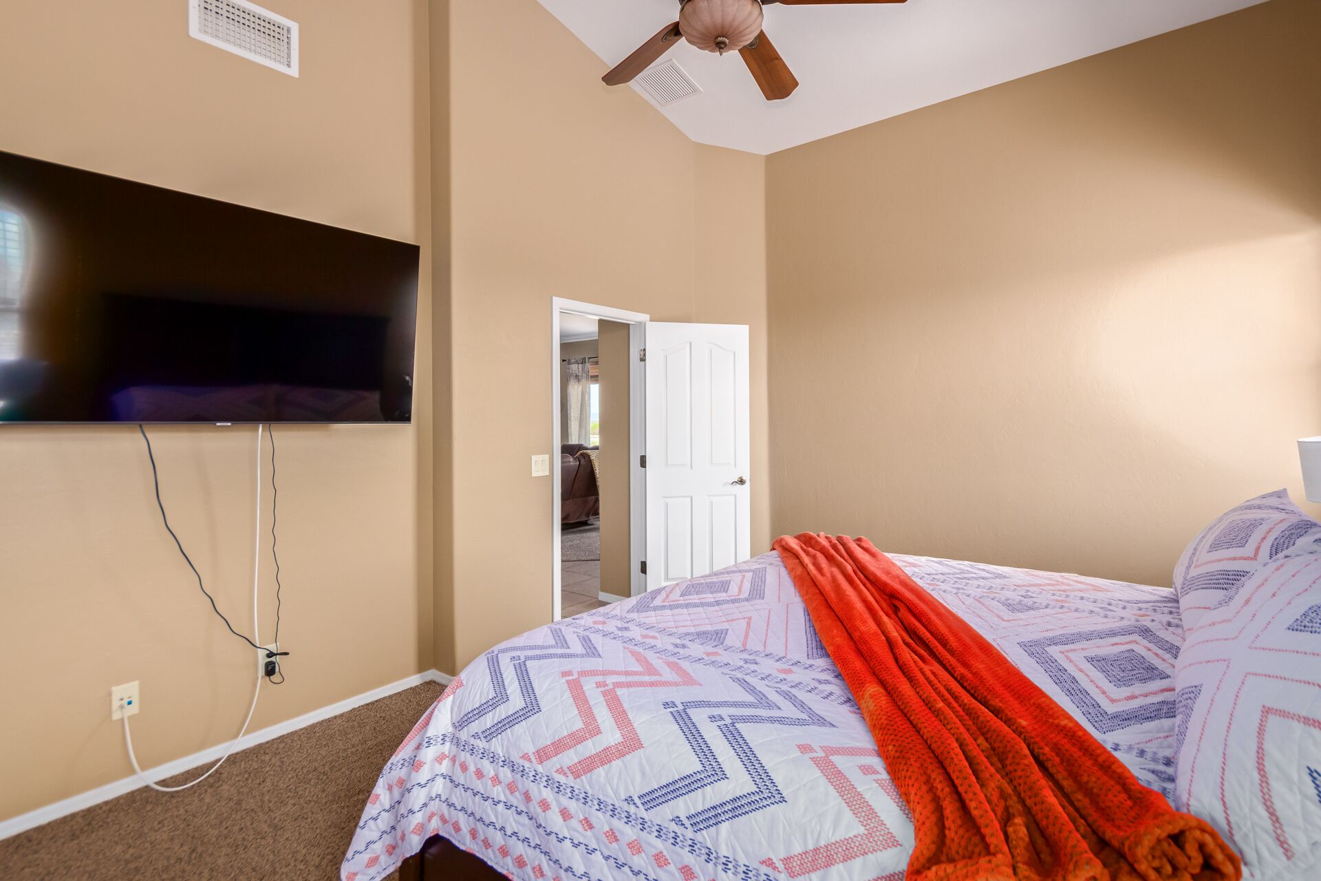 3 bedrooms, desk, free WiFi, bed sheets