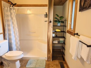 Douche, sèche-cheveux, serviettes fournies, savon