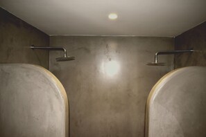 Dusche, Haartrockner, Bademäntel, Hausschuhe