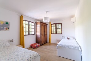 4 chambres, bureau, fer et planche à repasser, lit parapluie