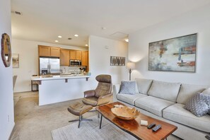 Smart TV - 2 Bedroom 2 Bath Luxury Condo (San Diego)