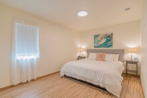 2 slaapkamers, een bureau, een strijkplank/strijkijzer, reisbedje