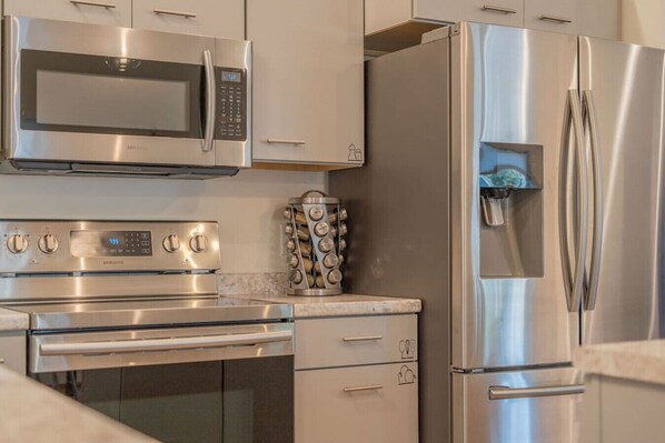 Refrigerador, microondas, horno y parrilla de estufa