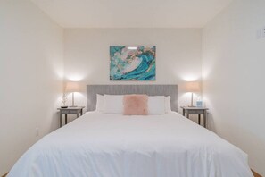 2 habitaciones, escritorio y tabla de planchar con plancha 