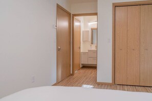 2 quartos, escrivaninha, ferros/tábuas de passar roupa, berço de viagem