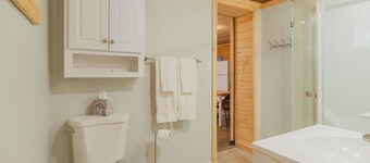 9713 Salcha Dr, Salcha AK  · Lake Chateau's Private Cabin