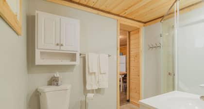 9713 Salcha Dr, Salcha AK · Lake Chateau's Private Cabin