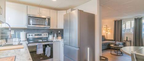 Een koelkast, een microgolfoven, een oven, een kookplaat