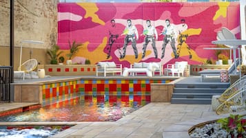 Ulkouima-allas avoinna 8.00–20.00, aurinkotuoleja