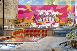 Alberca al aire libre, acceso de 08:00 a 20:00, y camastros