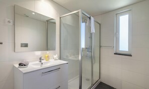 Premium-lejlighed | Badeværelse | Separat badekar og bruser, hårtørrer, bidet, håndklæder