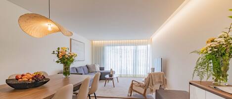 Premium Residence, 2 Bedrooms, Garden View (Coliseu B2) | Coin séjour | TV connectée de 55 pouces avec chaînes numériques, télévision, Netflix