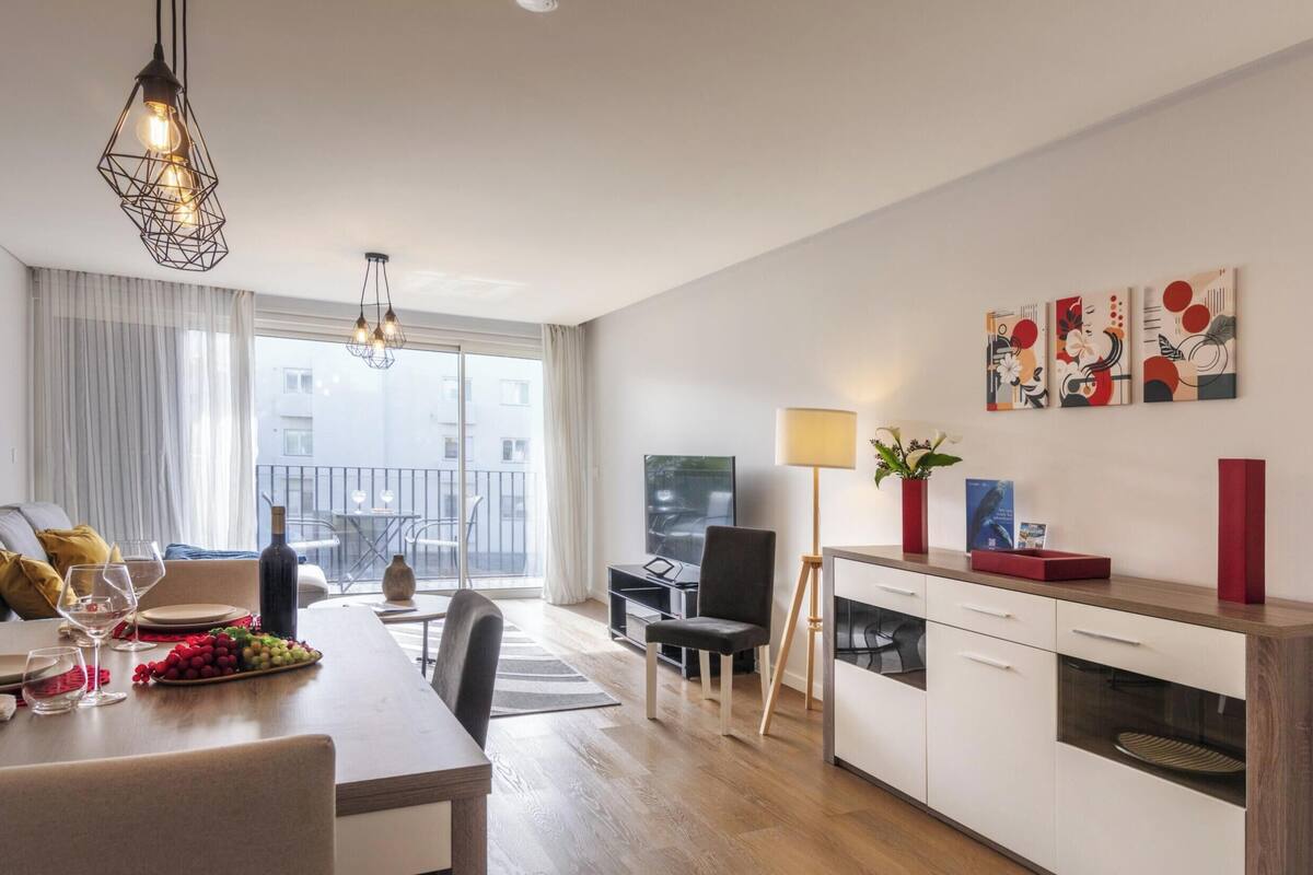 Condo Premium | Área de sala de estar | Smart TV de 55 pulgadas con canales digitales, televisión y Netflix