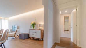 Premium Residence, 2 Bedrooms, Garden View (Coliseu B2) | Vardagsrum | 55-tums smart-tv med digitalkanaler, tv och Netflix