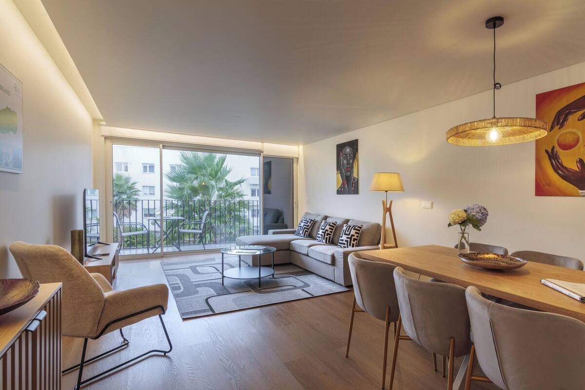 Condo Premium | Área de sala de estar | Smart TV de 55 pulgadas con canales digitales, televisión y Netflix