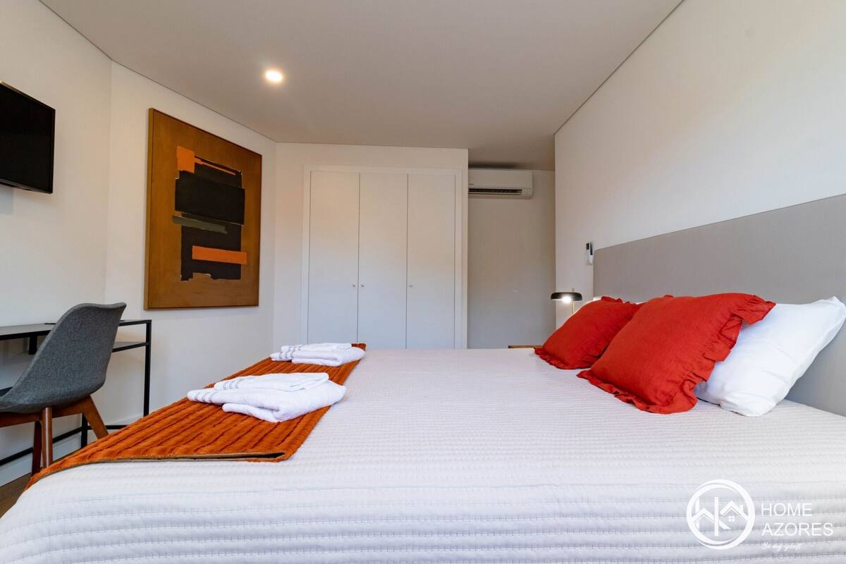 Premium Residence, 2 Bedrooms, Garden View (Coliseu B1) | 2 bedrooms, premium bedding, individually decorated