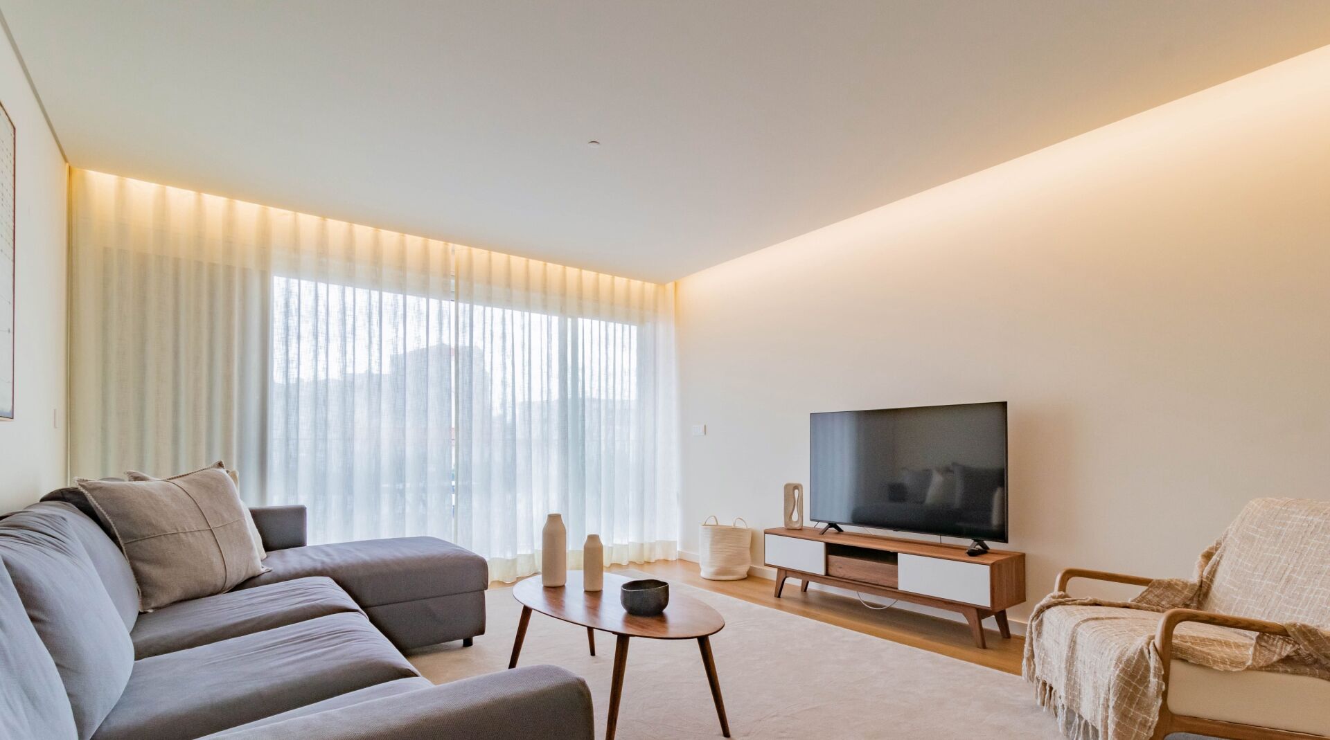 Premium Residence, 2 Bedrooms, Garden View (Coliseu B2) | Khu phòng khách | Smart TV 55-inch có truyền hình kỹ thuật số, TV, Netflix 