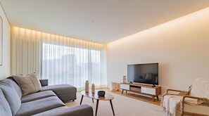 Premium Residence, 2 Bedrooms, Garden View (Coliseu B2) | Vardagsrum | 55-tums smart-tv med digitalkanaler, tv och Netflix