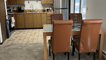 Fridge, oven, stovetop, coffee/tea maker