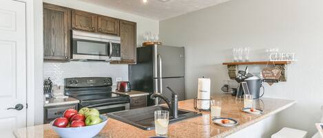 Réfrigérateur, micro-ondes, four, plaque de cuisson